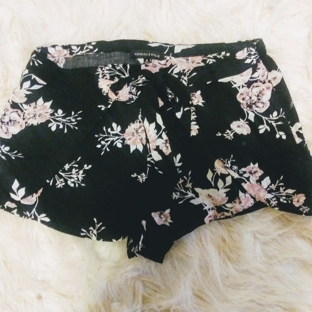 Kendal & kyle size Medium shorts